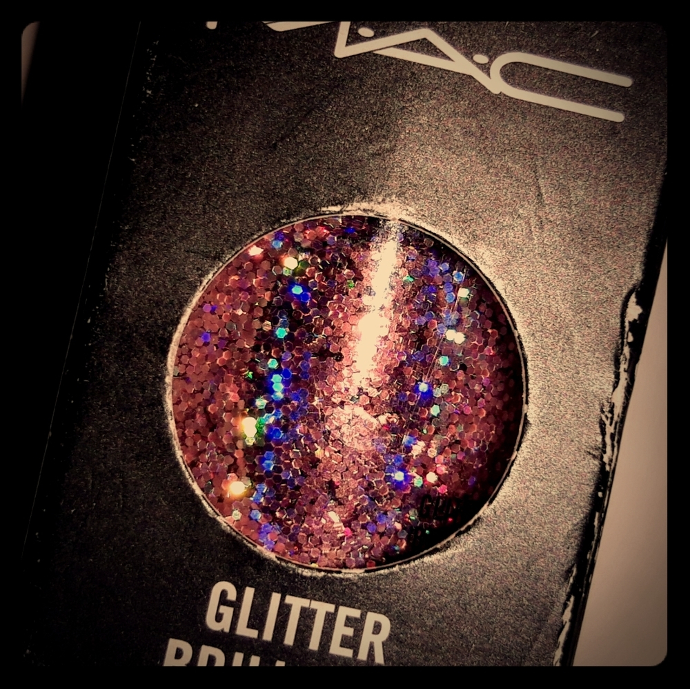 M.A.C  Glitter in "Pink Hologram"